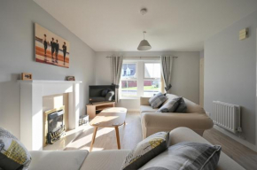 Number Ten - 2 mins from Golf Club, family home, free parking